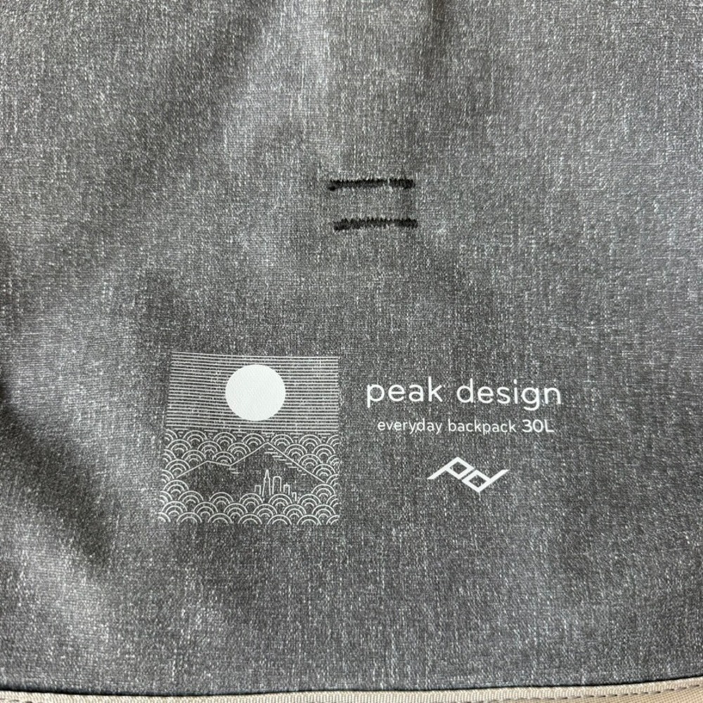 Peak Design Everyday Backpack 30L V2 Unisex Charcoal Gray Camera Travel Bag GUC - Picture 12 of 16
